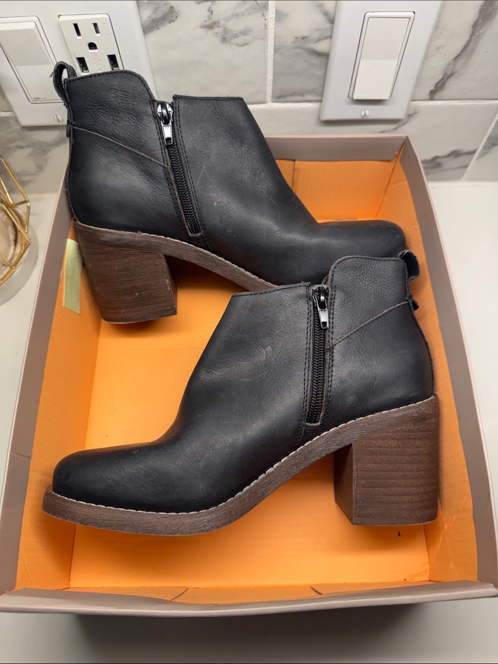 Crown Vintage Black Leather Ankle Booties with Block Heel - Picture 1 of 8